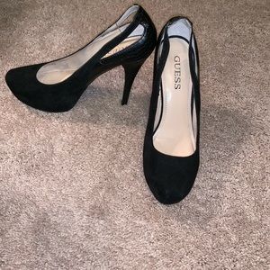 Guess black pumps